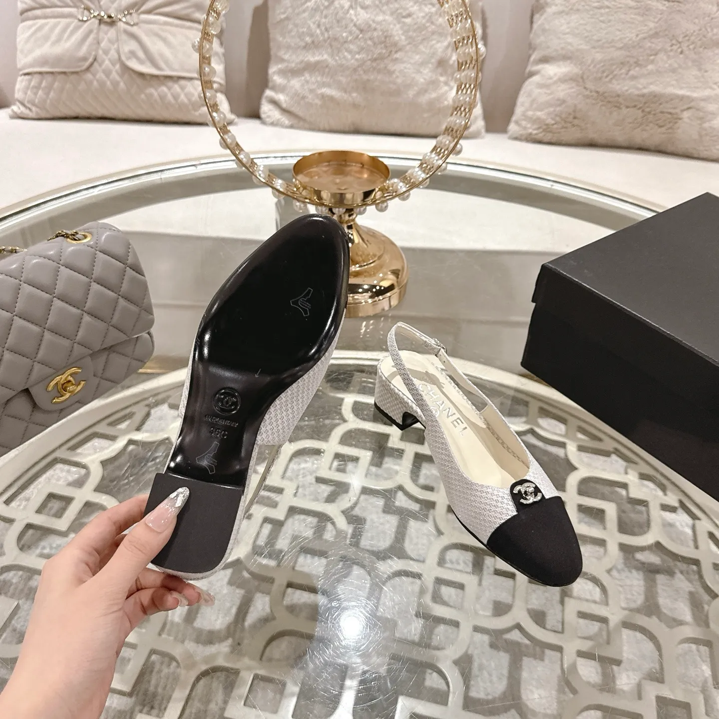 👟👟Ex-factory price 540👟👟 Chanel 𝟐𝟎𝟐𝟓SS spring and summer new double C button Mary Jane 🆕 Xiaoxiang𝐂jia's beautiful Mary Jane sandals are so sweet that they are so beautiful that they have a round square toe design. Cute and cute ~ metal/button logo. The appearance is super online. When you wear it, you will feel like a wealthy daughter. I thought it looked good only when I put it on my feet, I realized how easy it is to wear ~ Upper: Customized lambskin Lining: Sheepskin Outsole: Genuine leather outsole imported from Italy Code number: 35-42 (customized on 40.41.24, non-refundable) Packaging: The latest gift box packaging at the counter